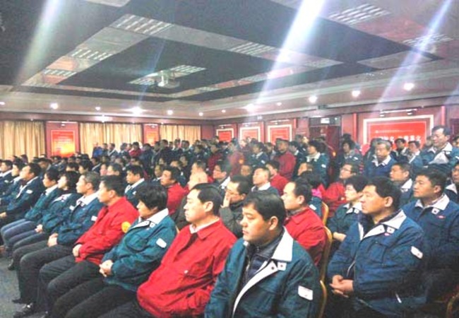 壹号娱乐官网集团治理人怨佚在大会堂当真听取科技人员的科普知识讲座