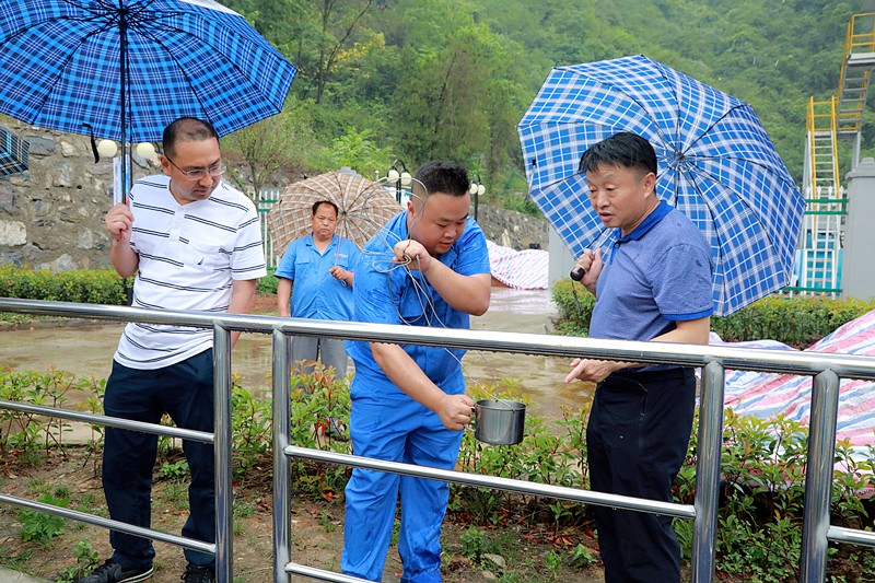 熊良虎在镇安污水处置厂调研时指出：以守护人民人民喝上干净的水、安心的水为启程点，助力打好碧水保卫战
