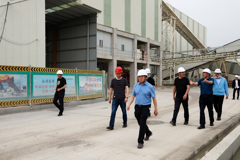 熊良虎在沉庆市中科大业集团调查时强调：对峙生态优先战术，想好生态经、走好扶贫路