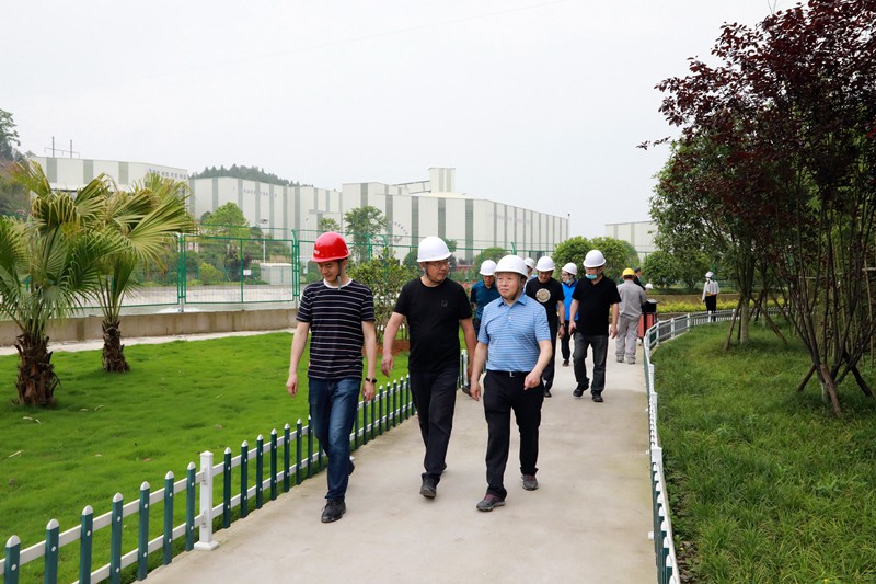 熊良虎在沉庆市中科大业集团调查时强调：对峙生态优先战术，想好生态经、走好扶贫路