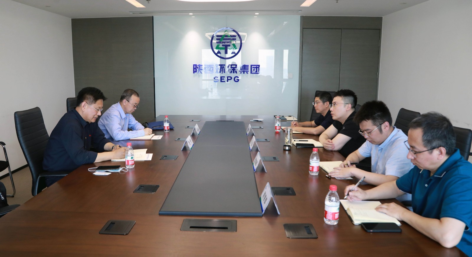 陕西沙巴(中国)体育有限公司官网集团与山东山大华特科技股份公司互换座谈 陕西沙巴(中国)体育有限公司官网集团与山东山大华特科技股份公司互换座谈