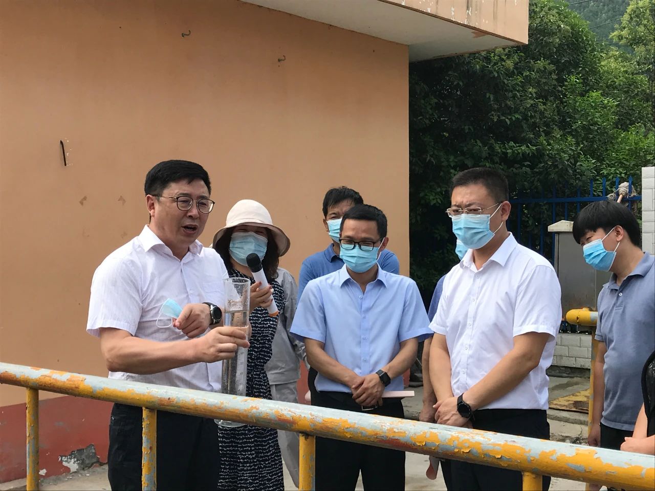 丹凤县政协主席周建政一行到丹凤县污水处置厂发展县域生态环境；ぷㄌ獾餮