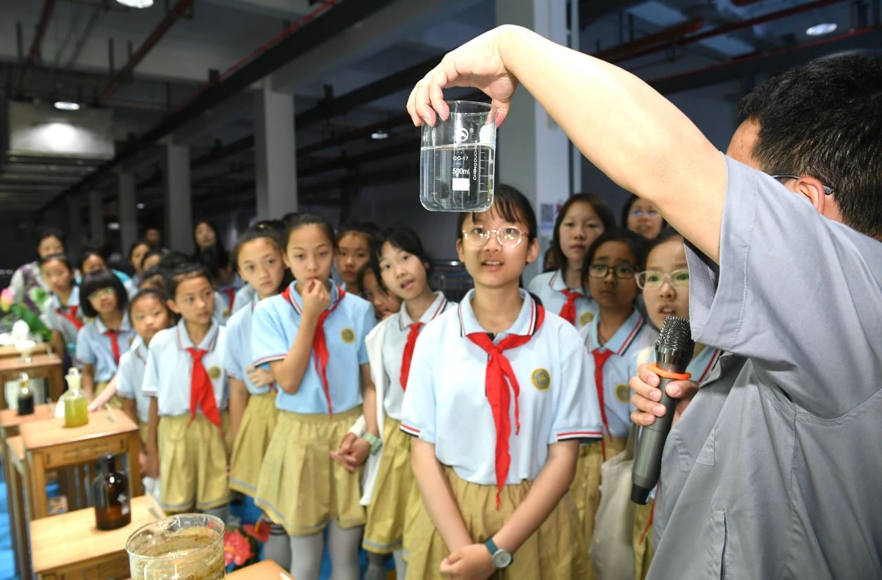 西安颁布|幼学生走进陕西沙巴(中国)体育有限公司官网集团白鹿原水生态中心开启污水“再生”探秘之旅 西安颁布|幼学生走进陕西沙巴(中国)体育有限公司官网集团白鹿原水生态中心开启污水“再生”探秘之旅