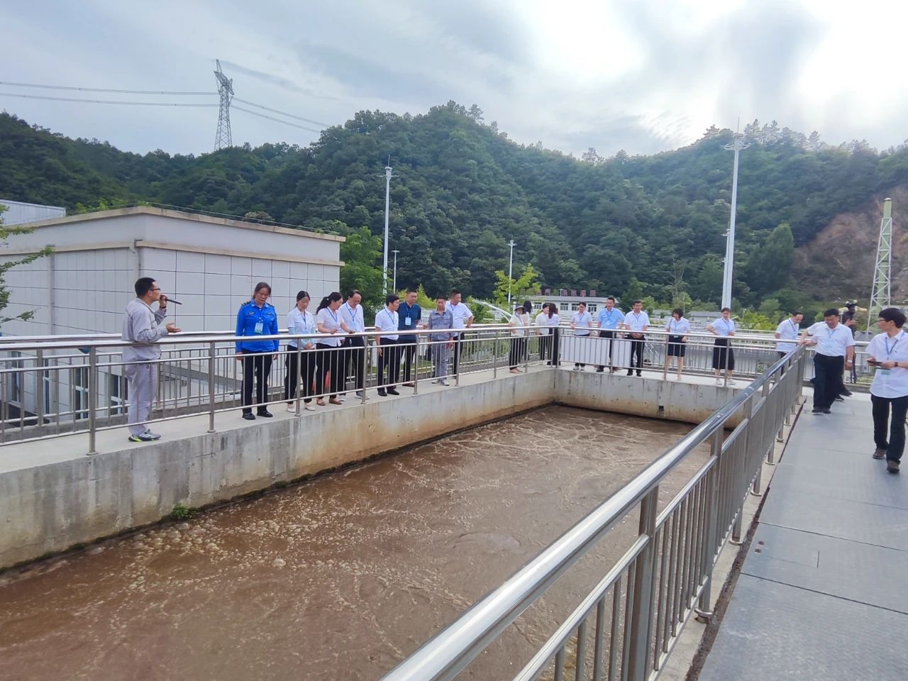 水环境商南公司结合商洛市生态环境局商南县分局发展沙巴(中国)体育有限公司官网设施向公家盛开活动