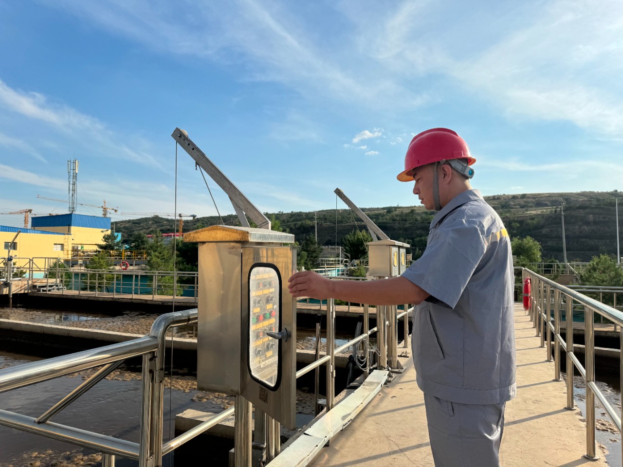 水环境公司职工贺虎荣获神木市人民当局宣告的“2023年度生态环境；すぷ飨冉孜摇比儆称号